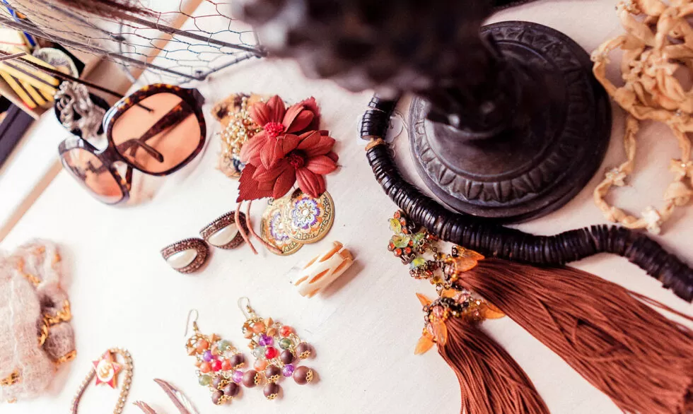 Accesorios de moda importados en exhibición
