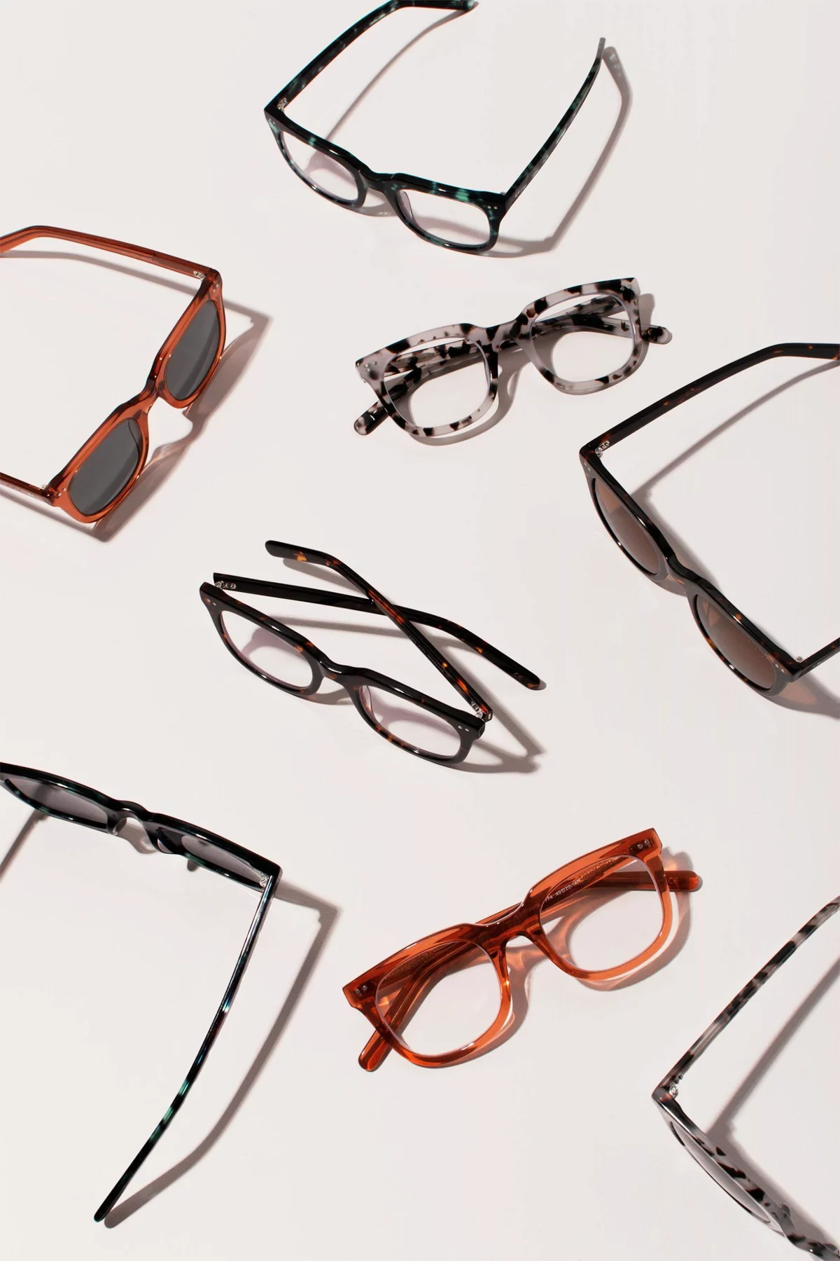 Variedad de lentes y accesorios de moda en exhibición